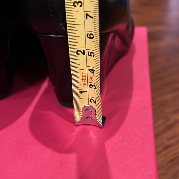 Vaneli “Dallan” scalloped dress wedge black shoe. - Picture 11 of 11